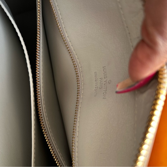 louis vuitton vernis in gold. - Picture 9 of 16